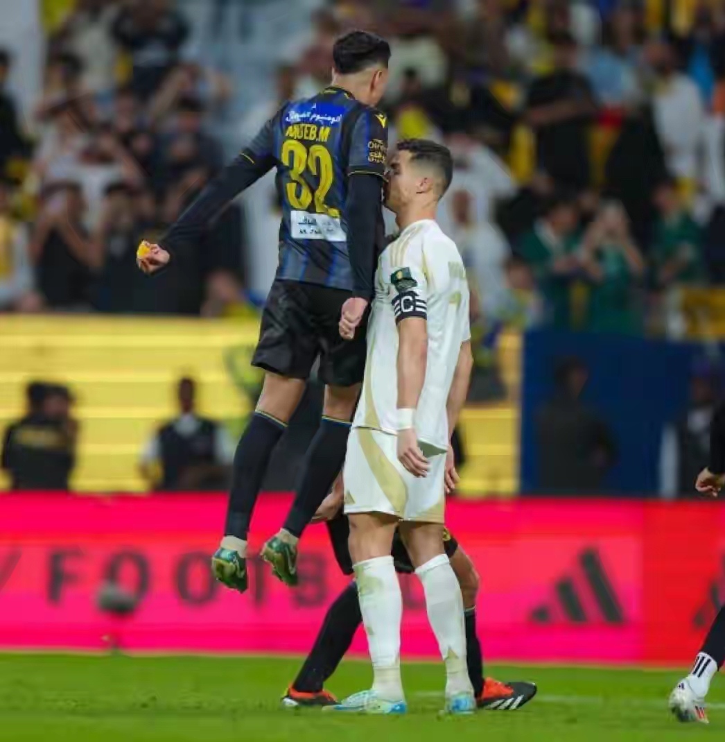 九游游戏中心官网注册账号-约基奇对阵C罗展开拉锯大战，最终险胜对手